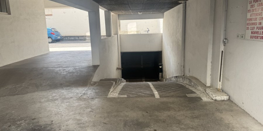 parking à ST JEAN DE LUZ (64500)