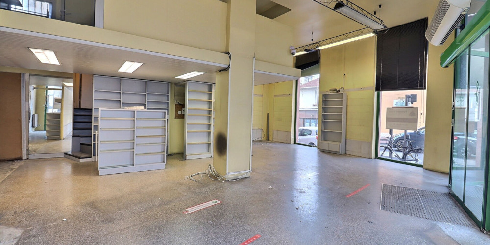 local commercial à PAU (64000)