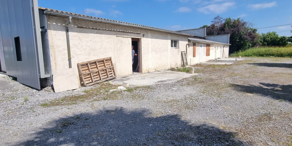 local commercial à SAUVAGNON (64230)