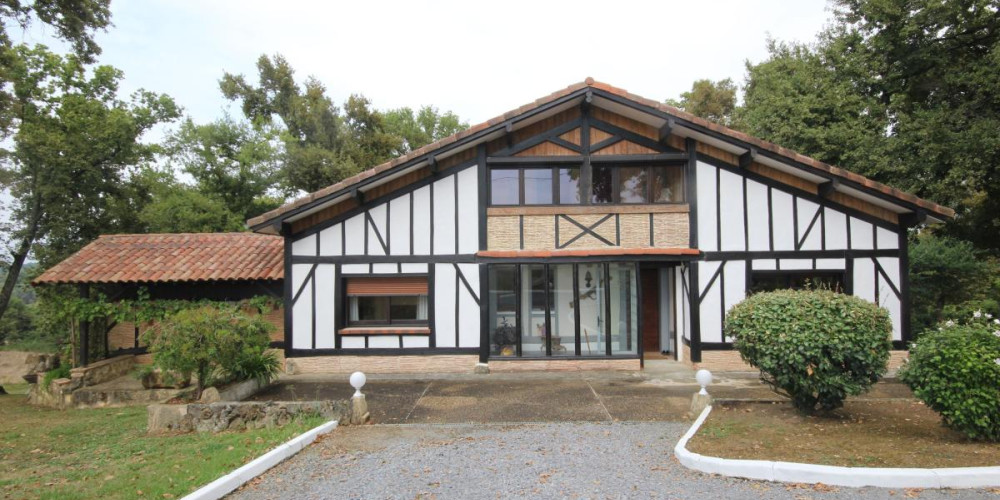 maison à PAU (64000)