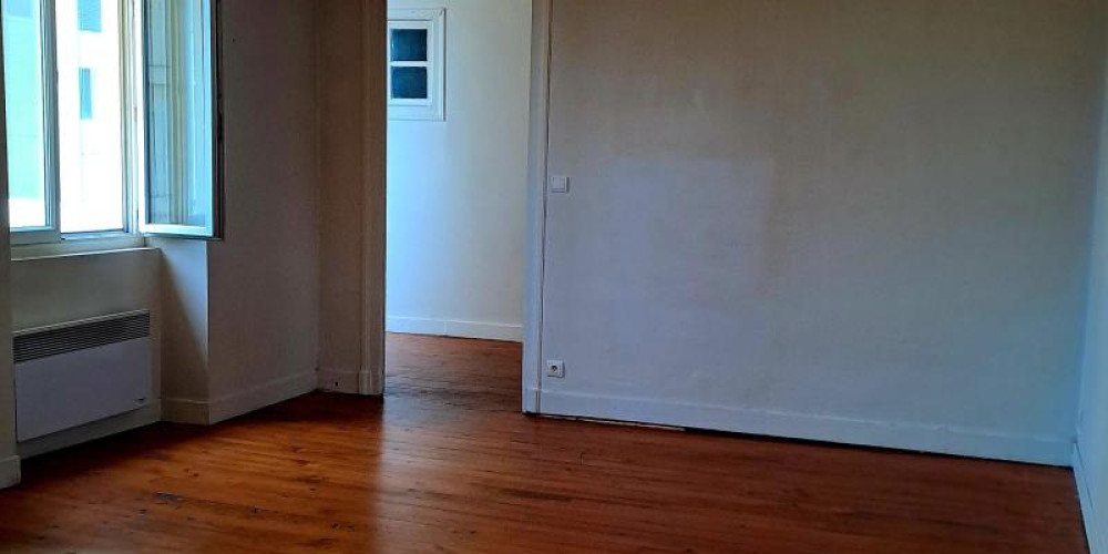 appartement à NAY (64800)