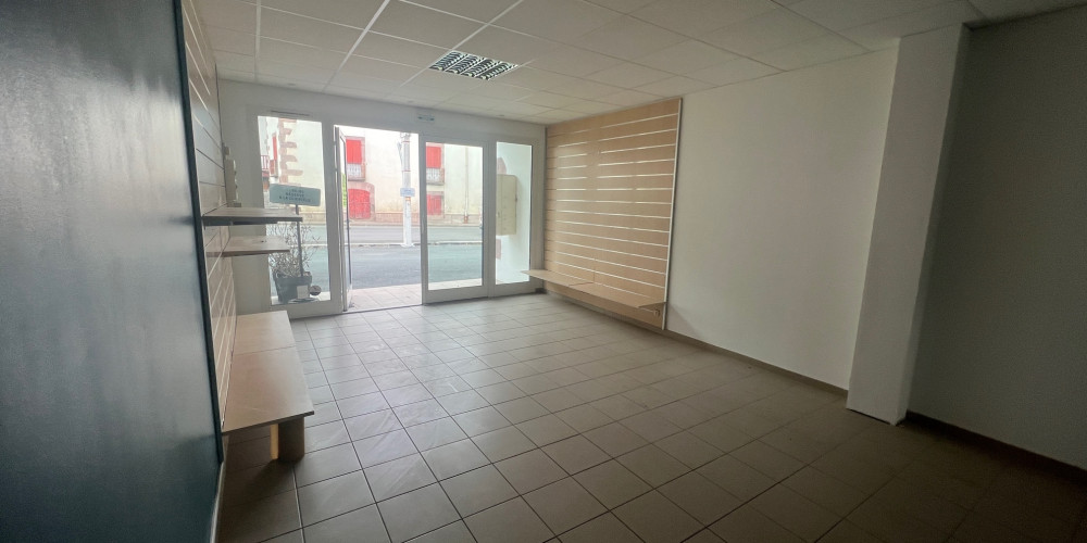 local commercial à UHART CIZE (64220)
