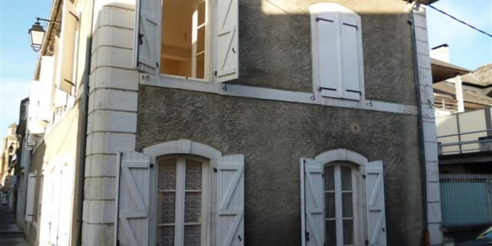 appartement à NAY (64800)