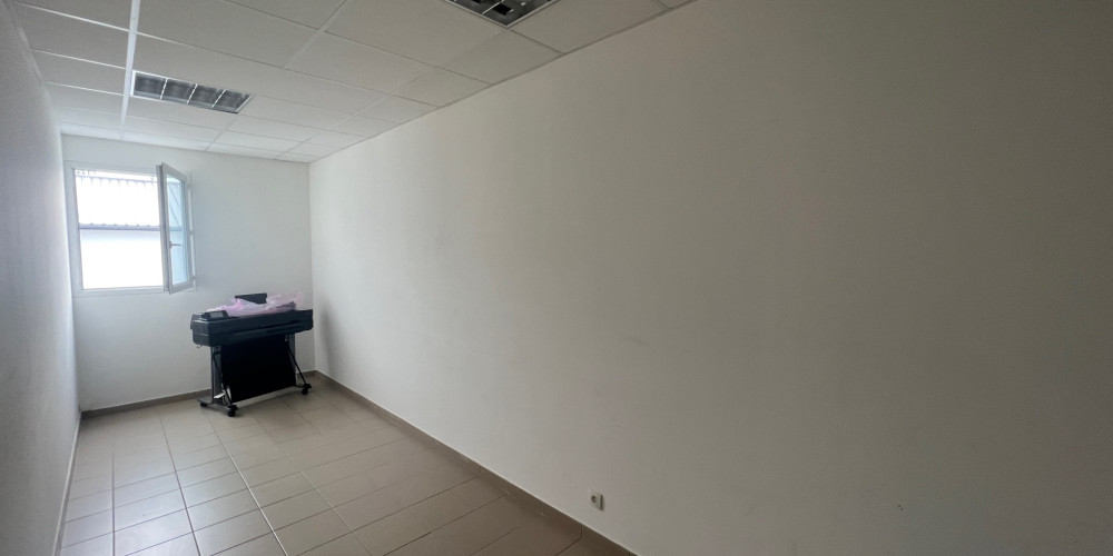 local commercial à UHART CIZE (64220)